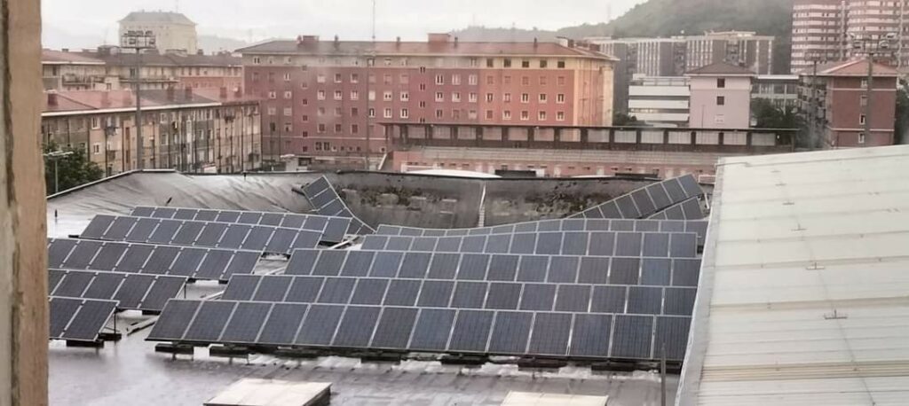 スペインのスポーツ施設の屋根の太陽光発電システムが崩壊