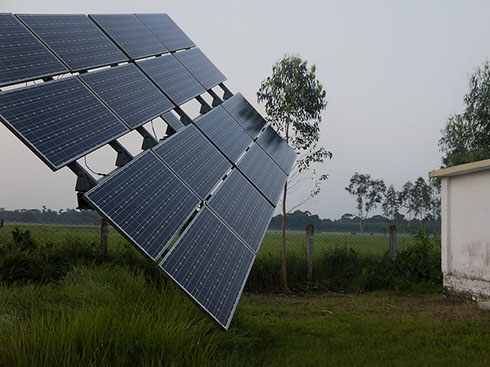 バングラデシュでは、屋上に太陽光発電システムを設置するために大規模な新しい建物が必要