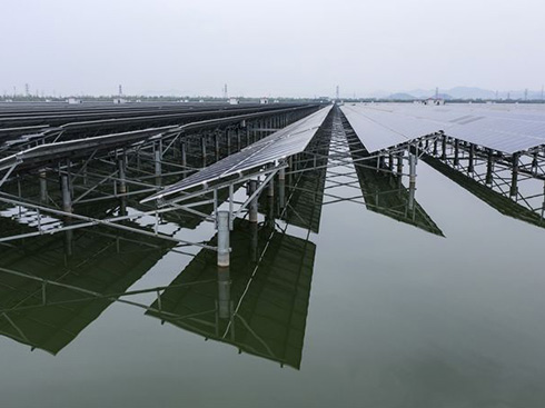 中国's山東省が海上に大規模なソーラーファームを建設
